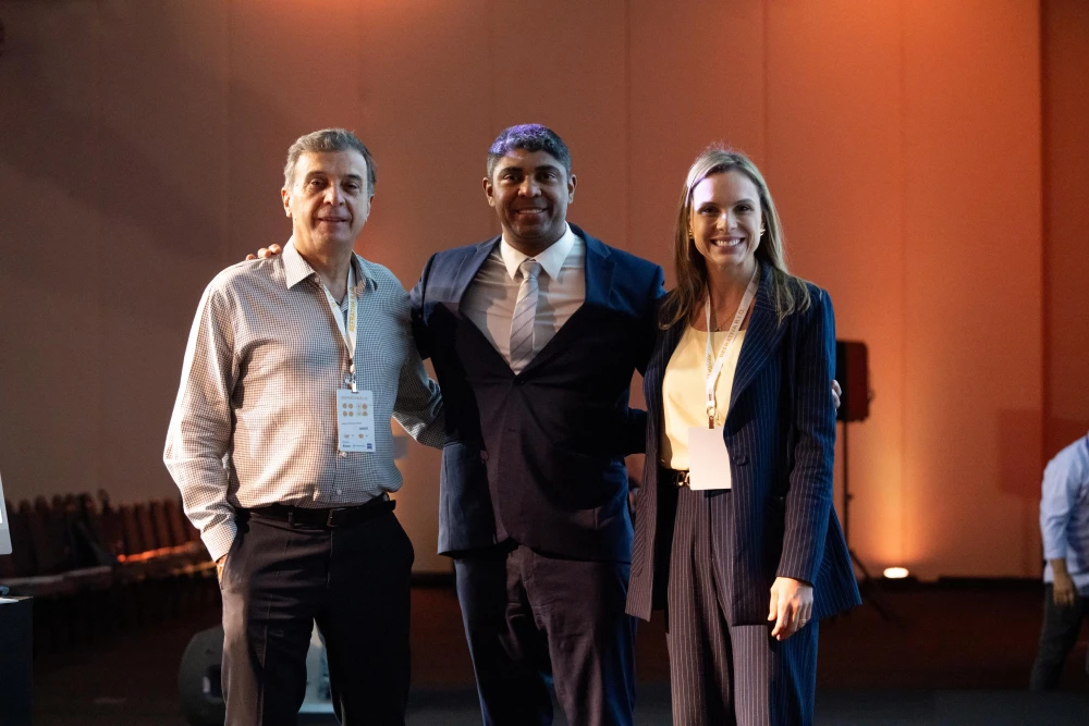 Dra. Larissa com colegas no Refrativa R.I.O.