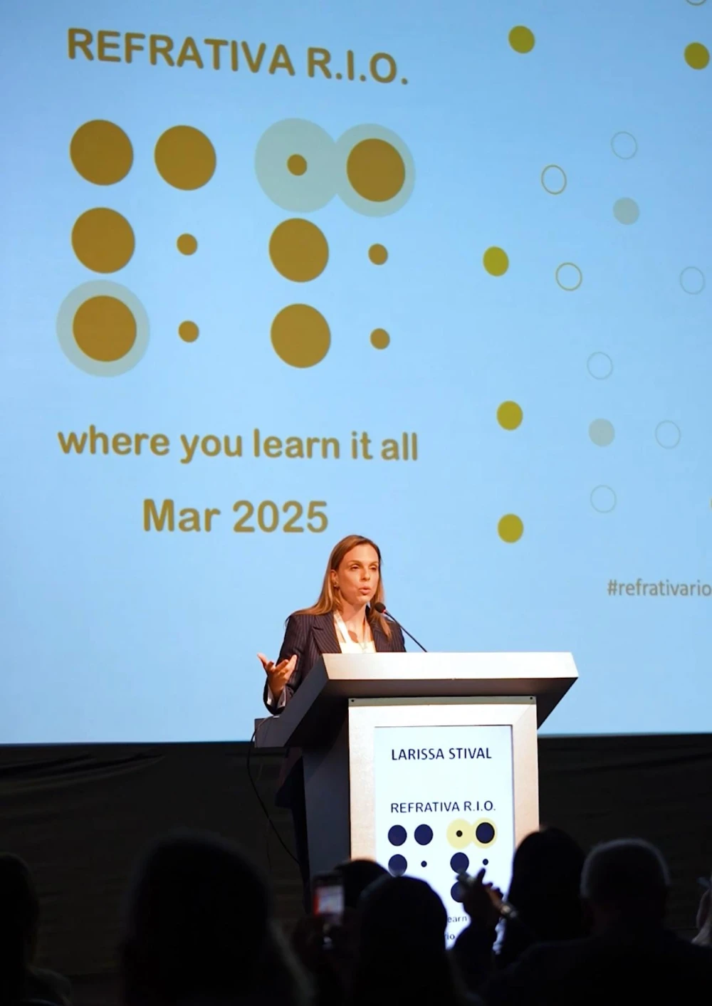 Dra. Larissa palestrando no Refrativa R.I.O.