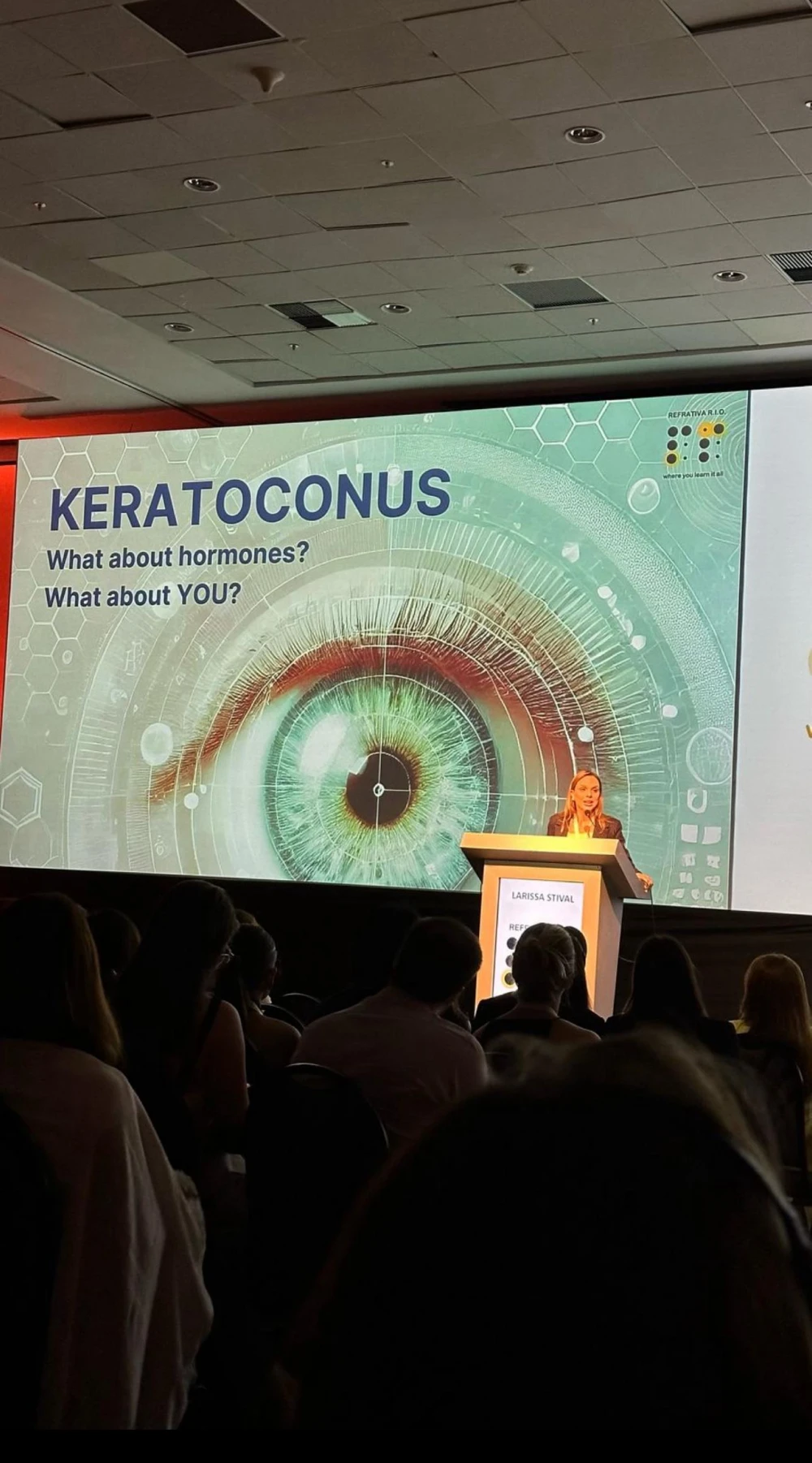 Dra. Larissa apresentando sobre ceratocone